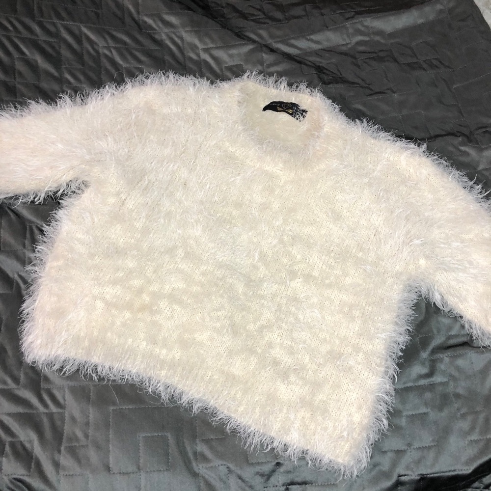 COPY - Fuzzy crop top sweater